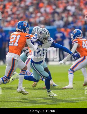 26. Oktober 2025: Dallas Cowboys Wide Receiver CeeDee Lamb (88) wird in der ersten Hälfte des Fußballspiels zwischen den Denver Broncos und Dallas Cowboys von Denver Broncos abgestoßen. Derek Regensburger/CSM. Stockfoto