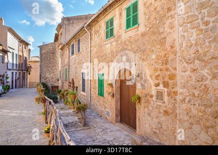 Historisches Viertel mit Kopfsteinpflaster Straße, Valldemossa, Mallorca, Balearen, Spanien Stockfoto