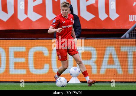 Enschede, Niederlande. Oktober 2025. Enschede: Kristian Hlynsson vom FC Twente läuft mit dem Ball in der zehnten Runde der Eredivisie Saison 2025/2026. Das Spiel findet am 26. Oktober 2025 in Enschede in den Niederlanden zwischen dem FC Twente und dem AFC Ajax Amsterdam in de Grolsch Veste statt. (VK Sportphoto/Raymond Smit) Credit: Parallax Pictures/Alamy Live News Stockfoto