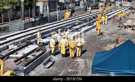 salvador, bahia, brasilien - 28. juli 2025: Bauarbeiter werden auf der Baustelle von Abschnitt 1 des Salvador VLT gesehen. Stockfoto