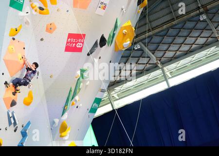 Iizuka Japan. Oktober 2025. Takuya Okada (JPN), 26. OKTOBER 2025 - Para Climbing : Para Climbing Final im Iizuka Sports Resort das Retreat während des IFSC Climbing Grand Finals Fukuoka 2025 in Iizuka Japan. Quelle: SportsPressJP/AFLO/Alamy Live News Stockfoto