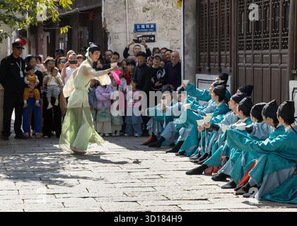 Peking, Chinas Provinz Zhejiang. Oktober 2025. Tänzerinnen und Tänzer treten während eines Tanzkunstfestivals am 25. Oktober 2025 in der antiken Stadt Xinshi im Deqing County in der ostchinesischen Provinz Zhejiang auf. Quelle: Lan Hongguang/Xinhua/Alamy Live News Stockfoto