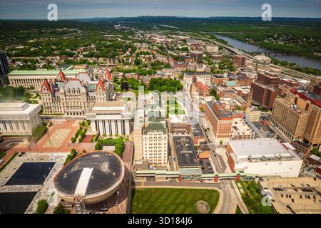 Blick aus der Vogelperspektive auf die Innenstadt von Albany, New York, einschließlich des Capitol Building. Stockfoto