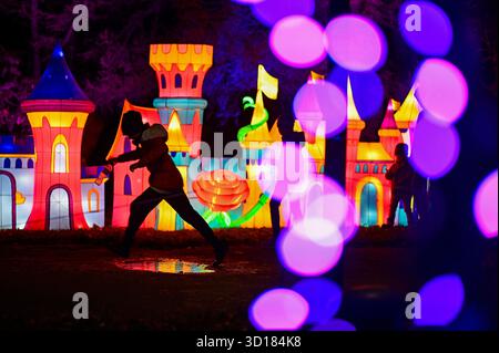Peking, Polen. Oktober 2025. Die Besucher besuchen am 25. Oktober 2025 die Show Garden of Lights im Botanischen Garten der Polnischen Akademie der Wissenschaften in Warschau, Polen. Quelle: Aleksy Witwicki/Xinhua/Alamy Live News Stockfoto