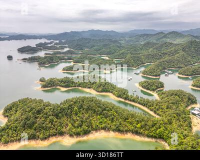 Qiandao Lake (See der tausend Inseln), Zhejiang, China Scenic Reservoir mit unzähligen Inseln Stockfoto