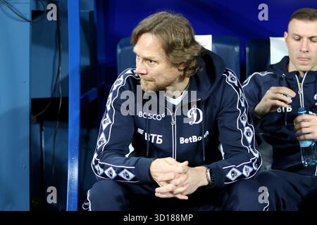 Sankt Petersburg, Russland. Oktober 2025. Valery Karpin, Cheftrainer von Dynamo, der während des russischen Premier League-Fußballspiels zwischen Zenit Sankt Petersburg und Dynamo Moskau in der Gazprom Arena zu sehen war. Endpunktzahl: Zenit 2:1 Dynamo. Quelle: SOPA Images Limited/Alamy Live News Stockfoto