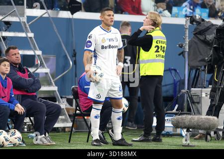 Sankt Petersburg, Russland. Oktober 2025. Juan Jose Caceres (4) von Dynamo, der während des russischen Premier League-Fußballspiels zwischen Zenit Sankt Petersburg und Dynamo Moskau in der Gazprom Arena zu sehen war. Endpunktzahl: Zenit 2:1 Dynamo. Quelle: SOPA Images Limited/Alamy Live News Stockfoto