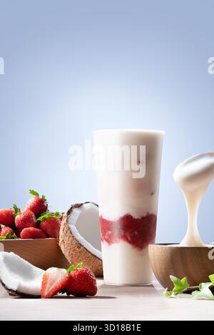 Frisches Kokos-Erdbeeren-Smoothie-Getränk – gesundes Sommergetränk mit tropischen Früchten und cremigem Joghurt Stockfoto