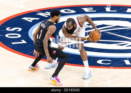 Los Angeles, Usa. Oktober 2025. James Harden von Los Angeles Clippers (1) wird von Blake Wesley (1) von Portland Trail Blazers während eines NBA-Basketballspiels in Inglewood Credit: SOPA Images Limited/Alamy Live News verteidigt Stockfoto