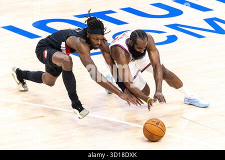 Los Angeles, Usa. Oktober 2025. James Harden (1) und Jerami Grant (9) der Portland Trail Blazers (9) wetteifern um den Ball während eines NBA-Basketballspiels in Inglewood Credit: SOPA Images Limited/Alamy Live News Stockfoto