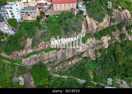 Aus nächster Nähe sehen Sie das Schild „Antananarivo“ oberhalb der Haute-Ville, das den steilen Pfad und das Tor zeigt, die von den Bewohnern in Richtung Rova und Oberstadt genutzt werden. Stockfoto