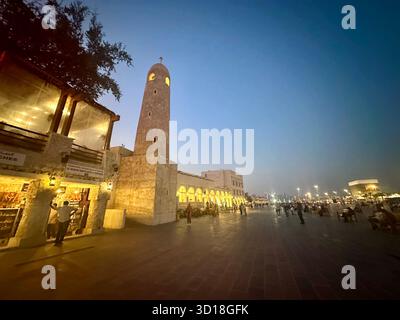 Souq Waqif, Doha, Katar, traditionelle Kleidung, Gewürze, Handwerkskunst und Souvenirs, Restaurants und Shisha-Lounges. Stockfoto