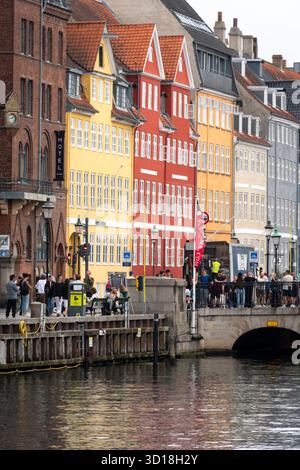Farbenfrohe Häuser, Boote und Kanal, Nyhavn, Kopenhagen, Dänemark Stockfoto