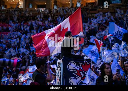 Vancouver, Kanada. Oktober 2025. Fans von Vancouver Whitecaps FC halten die Flagge Kanadas und feuern vor dem ersten Spiel der Major League Soccer Round One Playoffs Series zwischen Vancouver Whitecaps FC und FC Dallas im BC Place Stadium in Vancouver, British Columbia, Kanada (NUR REDAKTIONELLE VERWENDUNG) an. Quelle: SPP Sport Pressefoto. /Alamy Live News Stockfoto