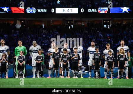 Vancouver, Kanada. Oktober 2025. Die Spieler des Vancouver Whitecaps FC stehen für die Nationalhymnen vor Spiel 1 der Major League Soccer Round One Playoffs Series zwischen Vancouver Whitecaps FC und dem FC Dallas im BC Place Stadium in Vancouver, British Columbia, Kanada (NUR REDAKTIONELLE VERWENDUNG). Quelle: SPP Sport Pressefoto. /Alamy Live News Stockfoto