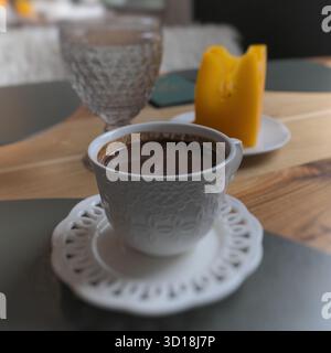Eleganter türkischer Kaffeeservice in Kolasin, Montenegro Stockfoto