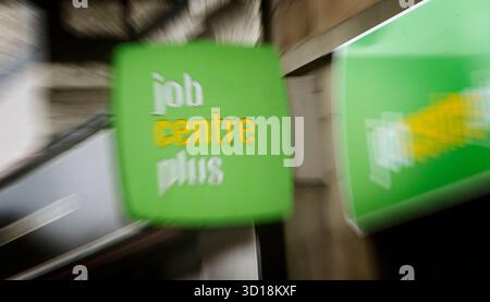 Aktenfoto vom 09/13 von einem Jobcenter und Büro in Glasgow. Laut einem neuen Bericht gingen die ausgeschriebenen Stellenangebote im letzten Monat zurück, da die Arbeitgeber die Personaleinstellungen weiter kürzten und auf das Budget für den nächsten Monat warteten. Die Jobseite Adzuna gab an, dass die Gesamtzahl der ausgeschriebenen offenen Stellen im September gegenüber August um 2,4% auf 826 205 gesunken ist. Ausgabedatum: Montag, 27. Oktober 2025. Stockfoto