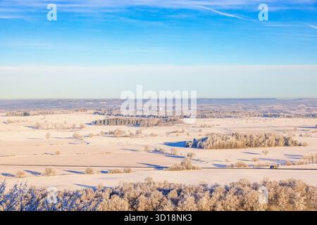 Schöne Winterlandschaft auf dem Land an einem kalten sonnigen Wintertag Stockfoto