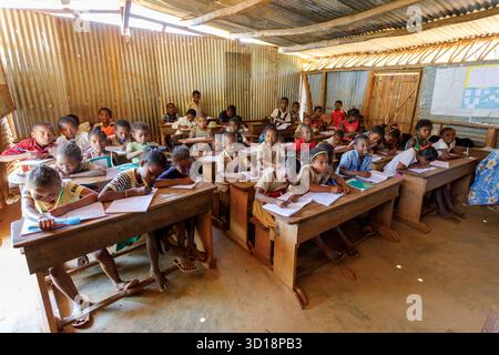 Brickaville, Provinz Toamasina, Madagaskar - 17. Oktober 2016: Eine Szene in einem einfachen, überfüllten Klassenzimmer in der Provinz Toamasina, die Kinder zeigt Stockfoto
