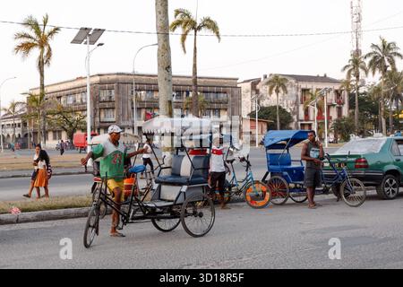Toamasina, Madagaskar – 17. Oktober 2016: Die einheimischen Männer stehen neben ihren Cyclo-Pousse-Rikschas in der Nähe des zentralen Platzes, einer beliebten Form der öffentlichen Übertragung Stockfoto