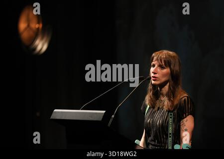 Olga Drenda, Creative Director des Festivals, nimmt am 26. Oktober 2025 an der Conrad Award Gala beim Conrad Festival im Malopolska Garten der Künste in Krakau, Polen, Teil. Das Conrad Festival ist das größte internationale literarische Ereignis in Polen und eines der größten in Europa. Das diesjährige Festivalthema lautet „Radical Hope“. Der Conrad-Preis wird seit 2015 für das beste Prosadebüt vergeben. (Foto: Klaudia Radecka/NurPhoto) Stockfoto