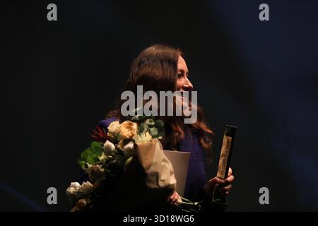 Marta Hermanowicz, Autorin des Romans „das Ende“, erhält den Conrad-Preis während der Gala beim Conrad-Festival in Malopolski Ogrod Sztuki in Krakau, Polen, am 26. Oktober 2025. Das Conrad Festival ist das größte internationale literarische Ereignis in Polen und eines der größten in Europa. Das diesjährige Festivalthema lautet „Radical Hope“. Der Conrad-Preis wird seit 2015 für das beste Prosadebüt vergeben. (Foto: Klaudia Radecka/NurPhoto) Stockfoto