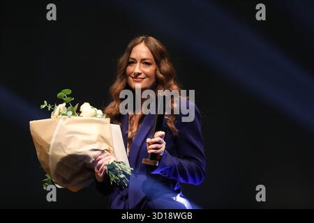 Marta Hermanowicz, Autorin des Romans „das Ende“, erhält den Conrad-Preis während der Gala beim Conrad-Festival in Malopolski Ogrod Sztuki in Krakau, Polen, am 26. Oktober 2025. Das Conrad Festival ist das größte internationale literarische Ereignis in Polen und eines der größten in Europa. Das diesjährige Festivalthema lautet „Radical Hope“. Der Conrad-Preis wird seit 2015 für das beste Prosadebüt vergeben. (Foto: Klaudia Radecka/NurPhoto) Stockfoto