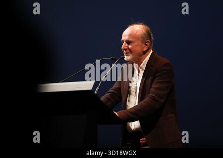 Marek Bienczyk nimmt am 26. Oktober 2025 an der Conrad Award Gala beim Conrad Festival im Malopolska Garten der Künste in Krakau Teil. Das Conrad Festival ist das größte internationale literarische Ereignis in Polen und eines der größten in Europa. Das diesjährige Festivalthema lautet „Radical Hope“. Der Conrad-Preis wird seit 2015 für das beste Prosadebüt vergeben. (Foto: Klaudia Radecka/NurPhoto) Stockfoto