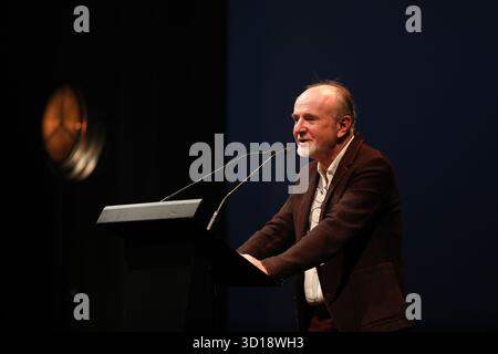 Marek Bienczyk nimmt am 26. Oktober 2025 an der Conrad Award Gala beim Conrad Festival im Malopolska Garten der Künste in Krakau Teil. Das Conrad Festival ist das größte internationale literarische Ereignis in Polen und eines der größten in Europa. Das diesjährige Festivalthema lautet „Radical Hope“. Der Conrad-Preis wird seit 2015 für das beste Prosadebüt vergeben. (Foto: Klaudia Radecka/NurPhoto) Stockfoto