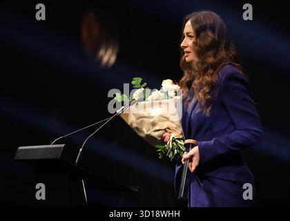 Marta Hermanowicz, Autorin des Romans „das Ende“, erhält den Conrad-Preis während der Gala beim Conrad-Festival in Malopolski Ogrod Sztuki in Krakau, Polen, am 26. Oktober 2025. Das Conrad Festival ist das größte internationale literarische Ereignis in Polen und eines der größten in Europa. Das diesjährige Festivalthema lautet „Radical Hope“. Der Conrad-Preis wird seit 2015 für das beste Prosadebüt vergeben. (Foto: Klaudia Radecka/NurPhoto) Stockfoto