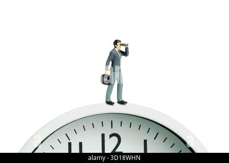 Miniaturmenschen Spielzeug-Fotografie. Ein Geschäftsmann mit einem Fernglas, der über der Uhr steht. Isoliert auf weißem Hintergrund. Bild Foto Stockfoto