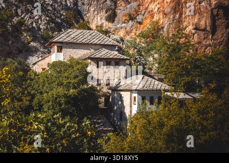 Ein wunderschöner Blick auf das Blagaj Tekke, ein Derwischkloster in der Nähe der Stadt Blagaj neben dem Fluss Buna in der Nähe von Mostar in Bosnien und Herzegowina. Stockfoto
