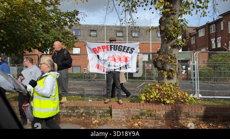 Southampton, Großbritannien - 26. Oktober 2025: Demonstranten gegen Einwanderung, die beschuldigte Banner tragen, versammeln sich vor dem Highfield House Hotel in Portswoo Stockfoto