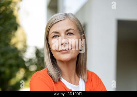 Portraitbild einer ziemlich Reifen blonden kaukasierin Stockfoto
