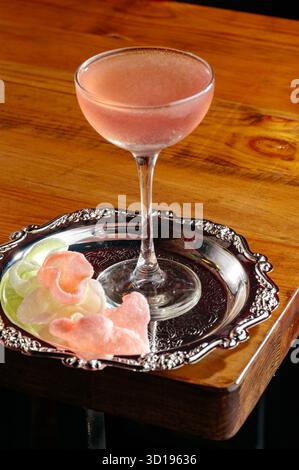 Cocktail auf einem Tablett und Chips Stockfoto