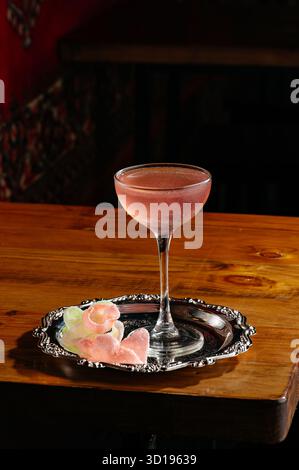 Cocktail auf einem Tablett und Garnelenchips Stockfoto