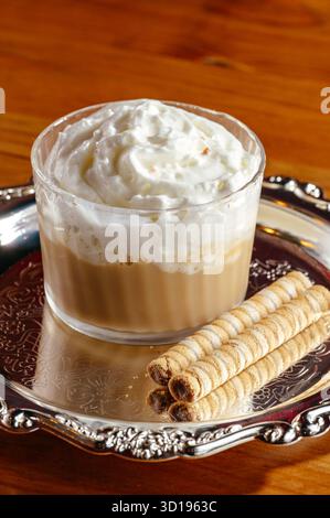 Kaffee mit Schlagsahne in einem Café Stockfoto