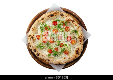 Holzofenpizza mit Tomaten und Rucola Stockfoto