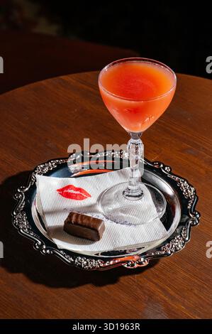 Cocktail in einem Restaurant auf hölzernem Hintergrund Stockfoto