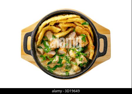 Kartoffelpfannkuchen in einem Topf mit Würstchen und Kräutern Stockfoto