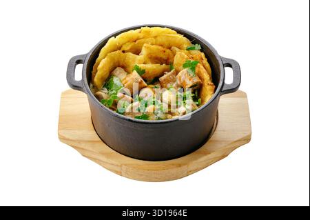 Kartoffelpfannkuchen mit Würstchen in einem Topf Stockfoto