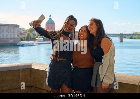 Verschiedene junge Freundinnen machen Selfie in toulouse Stockfoto