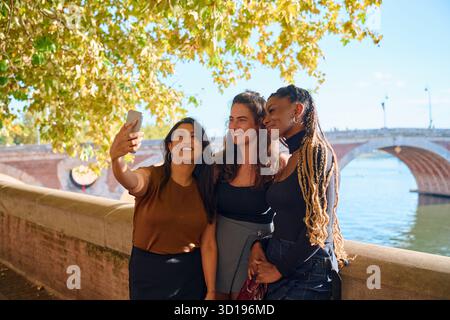 Drei verschiedene Freundinnen machen Selfie in toulouse Stockfoto