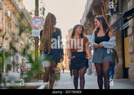 Freunde laufen und unterhalten sich in toulouse City Stockfoto
