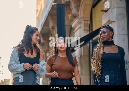 Verschiedene weibliche Freunde, die in toulouse City spazieren gehen und sich unterhalten Stockfoto