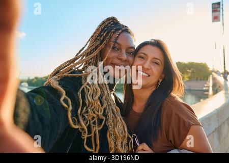 Verschiedene Freundinnen machen Selfie in toulouse Stockfoto