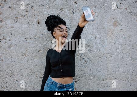 Junge Frau, die eine selfie Stockfoto