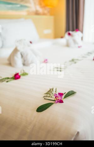 Romantische Dekoration mit Blumen im Hotelzimmer, Ao Nang, Krabi Stockfoto