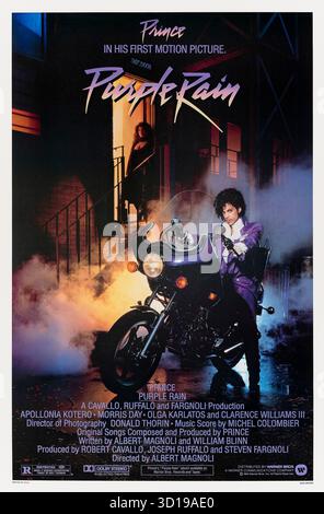 Purple Rain (1984) unter der Regie von Albert Magnoli mit Prinz, Apollonia Kotero und Morris Day. Ein begabter Musiker kämpft mit familiären Traumata und Rivalität, als er in Minneapolis Liebe und Ruhm findet. Foto eines Original-Posters aus dem Jahr 1984 (USA), das NUR FÜR REDAKTIONELLE ZWECKE VERWENDET WIRD. Quelle: BFA / Warner Bros Stockfoto
