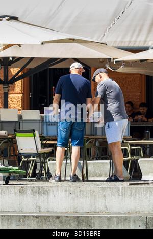 Ljubljana, Slowenien 10. August 2025 zwei Käufer, die auf einem Markt im Freien stöbern Stockfoto